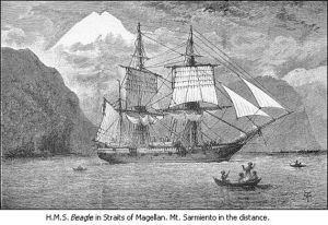 H.M.S. Beagle en el Estrecho de Magallanes. El Monte Sarmiento en la distancia. Ilustración de R. T. Pritchett 1828-1907. Fuente: Wikimedia Commons