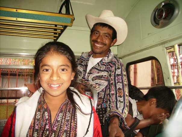 Familia en autobús local. Panajachel, Guatemala. 2010